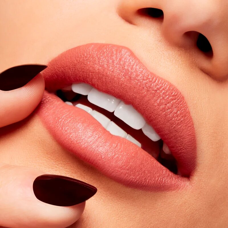 MAC Cosmetics Powder Kiss Velvet Blur Slim Stick matná hydratační rtěnka odstín Mull It Over 2 g