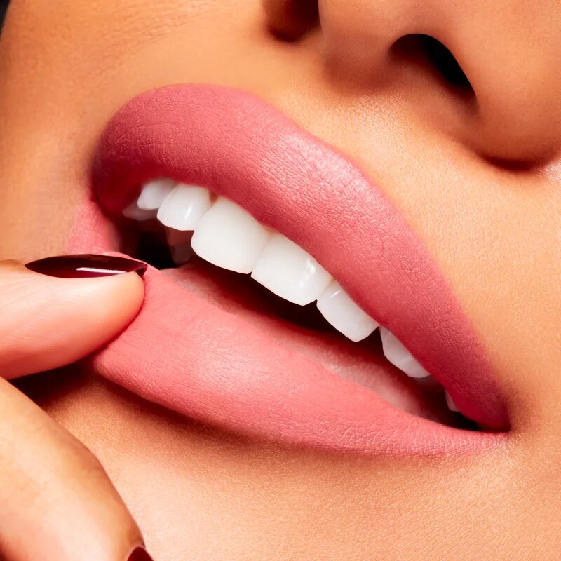 MAC Cosmetics Powder Kiss Velvet Blur Slim Stick matná hydratační rtěnka odstín Peppery Pink 2 g