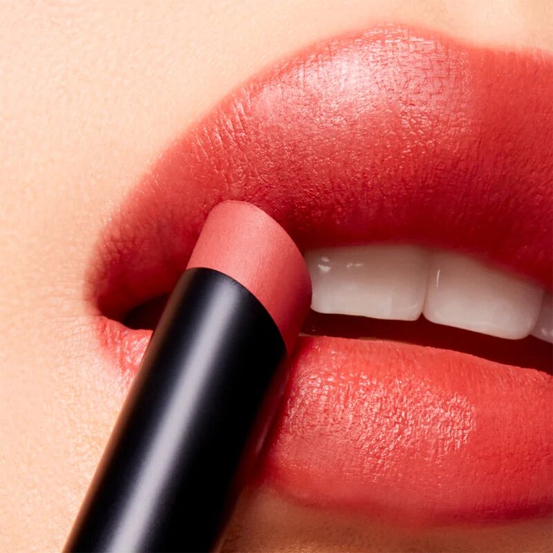 MAC Cosmetics Powder Kiss Velvet Blur Slim Stick matná hydratační rtěnka odstín Sweet Cinnamon 2 g