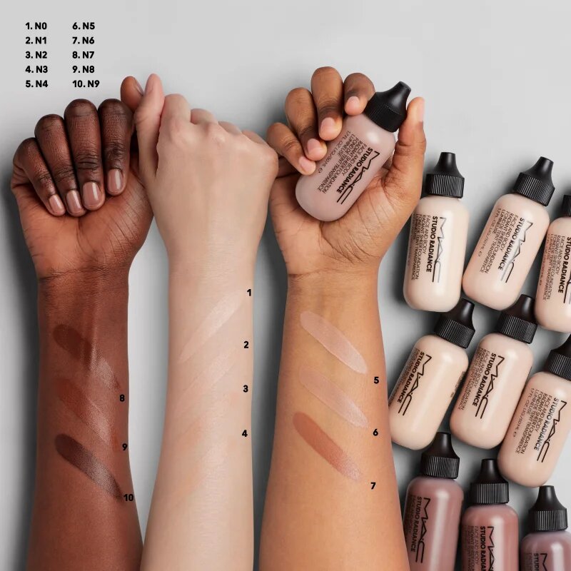 MAC Cosmetics Studio Radiance Face and Body Radiant Sheer Foundation lehký make-up na obličej a tělo odstín N4 50 ml