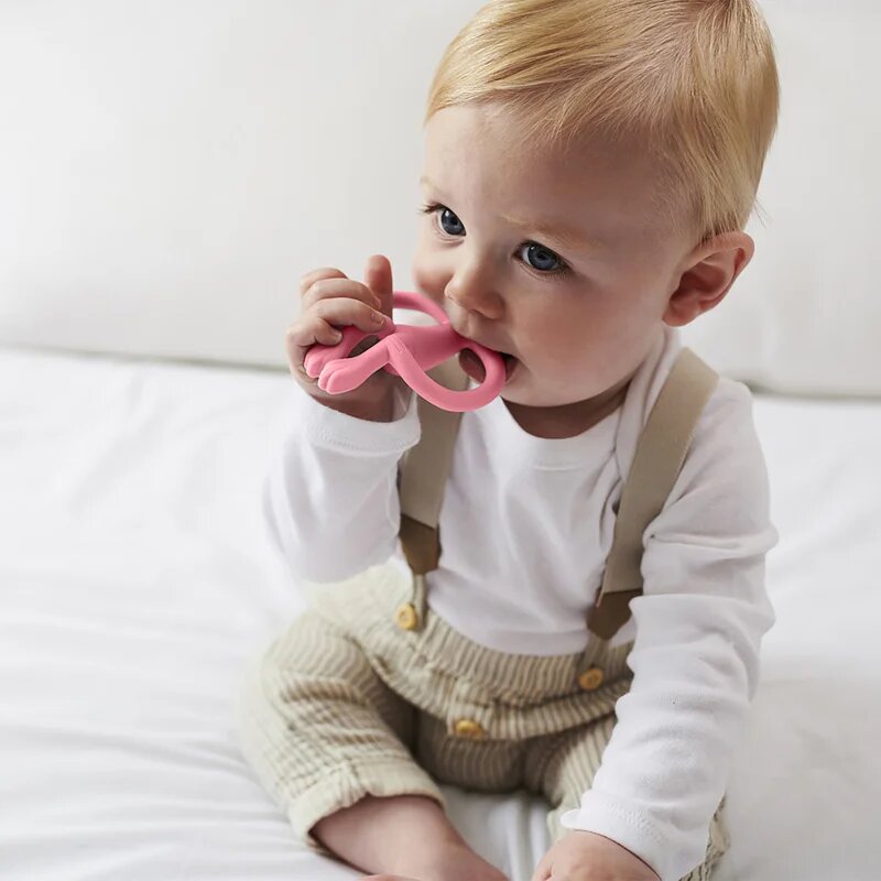 Matchstick Monkey Monkey Teether kousátko s kartáčkem 2 v 1 Pink 1 ks