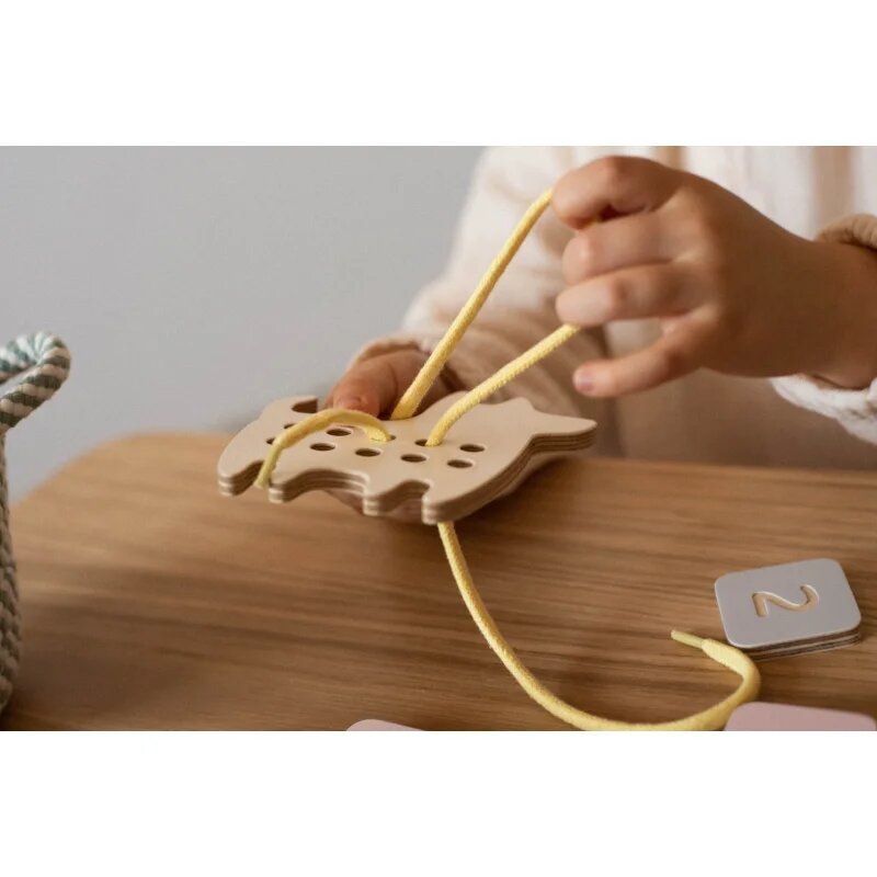 Milin Small Wooden Lacing Toy Dog aktivity hračka 10 cm x 10 cm x 07 cm 1 ks