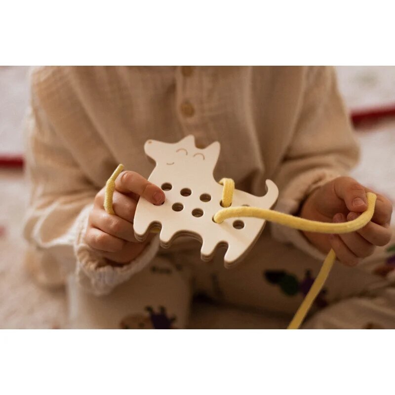 Milin Small Wooden Lacing Toy Dog aktivity hračka 10 cm x 10 cm x 07 cm 1 ks