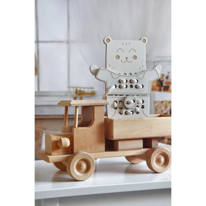 Milin Wooden Lacing Toy Mr. Teddy aktivity hračka 22 cm x 17 cm x 07 cm 1 ks