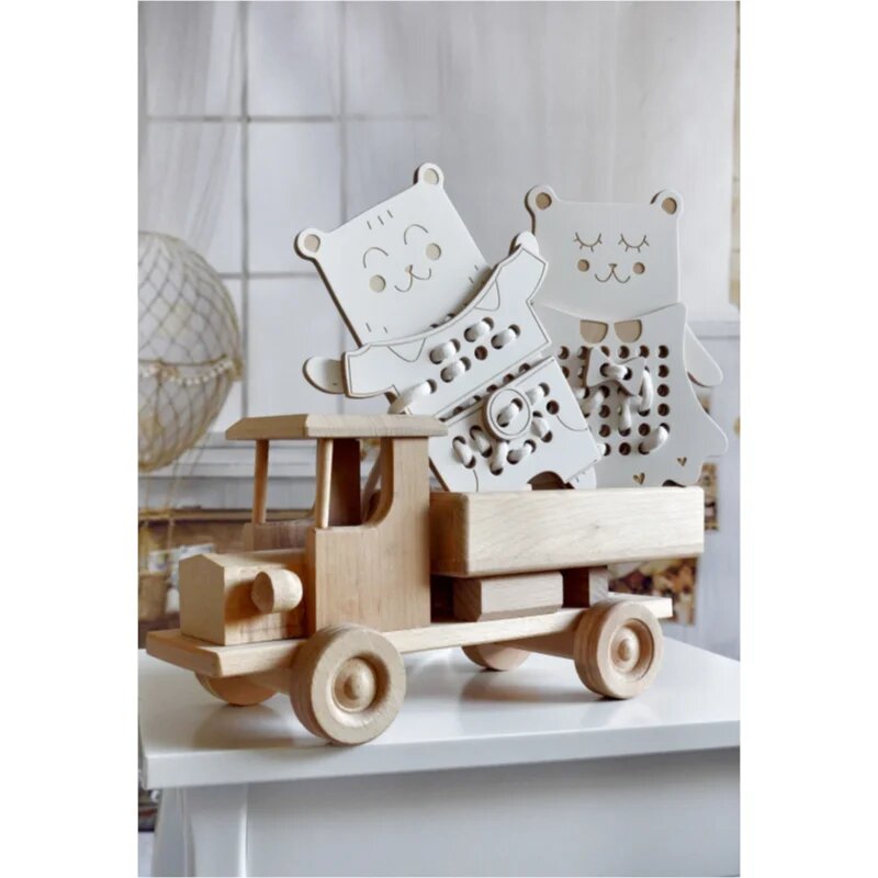 Milin Wooden Lacing Toy Mrs. Teddy aktivity hračka 22 cm x 16 cm x 07 cm 1 ks