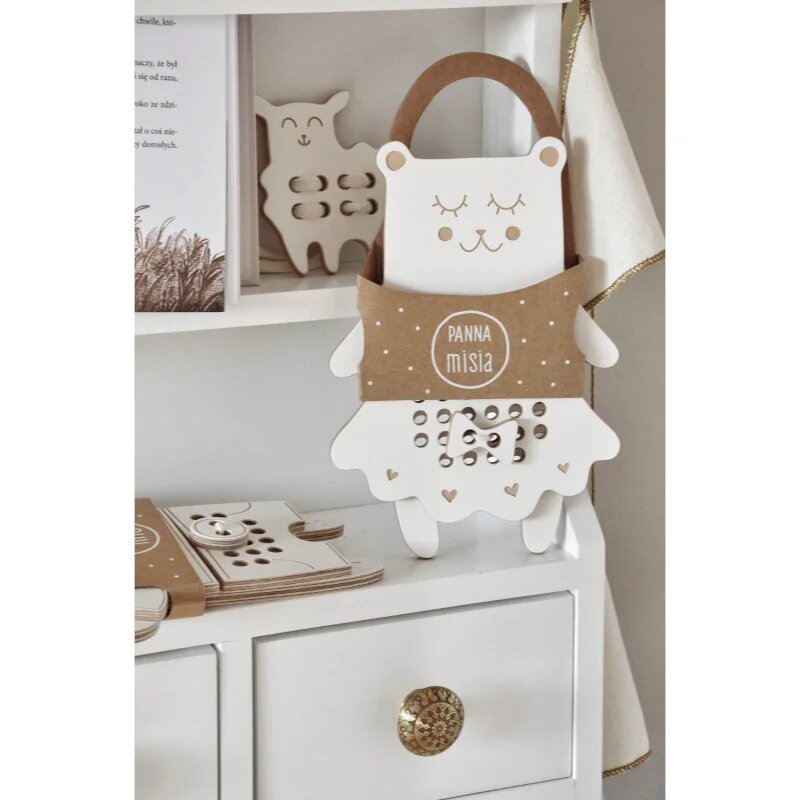 Milin Wooden Lacing Toy Mrs. Teddy aktivity hračka 22 cm x 16 cm x 07 cm 1 ks