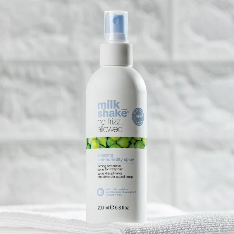 milk_shake® No Frizz Allowed Amazing Anti-Humidity Spray stylingový ochranný sprej na vlasy proti krepatění 200 ml