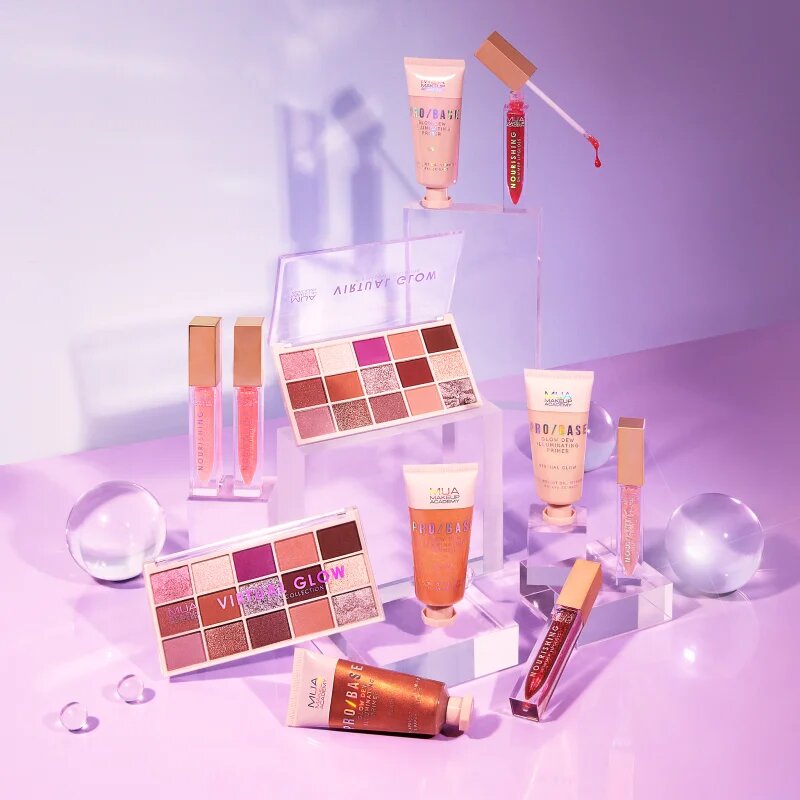 MUA Makeup Academy Virtual Glow vyživující lesk na rty pro třpytivý lesk odstín Metaversal Coral 6.5 ml