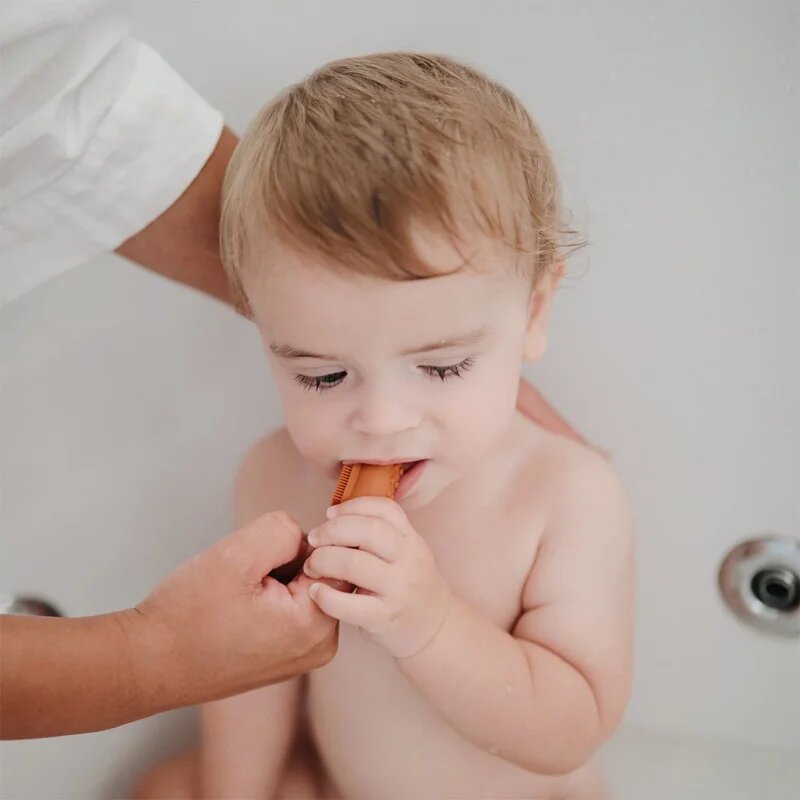 Mushie Finger Toothbrush dětský zubní kartáček na prst Clay/Shifting Sand 2 ks