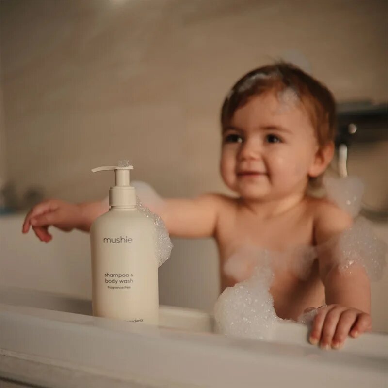 Mushie Organic Baby sprchový gel a šampon 2 v 1 pro děti 400 ml