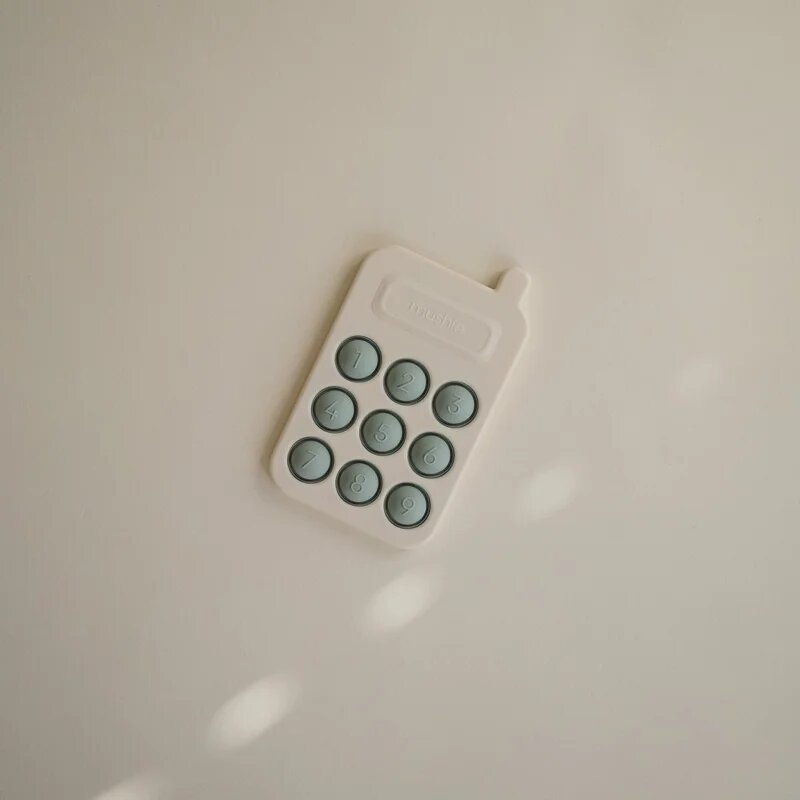 Mushie Pop-It Phone aktivity hračka pro děti Cambridge Blue 10m+ 1 ks