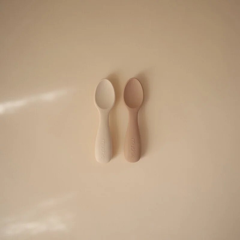 Mushie Toddler Starter Spoons lžička Natural/ Shifting Sand 12m+ 2 ks