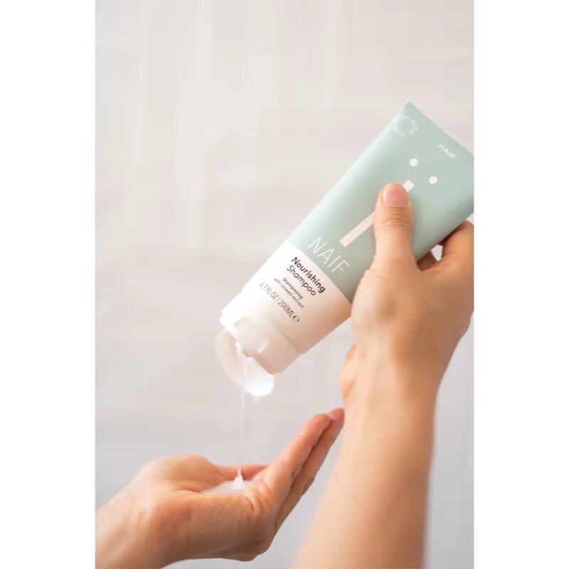 Naif Personal Care Shampoo jemný čisticí šampon pro všechny typy vlasů 200 ml