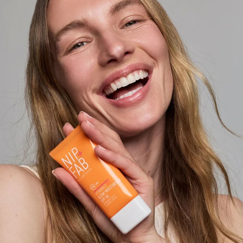NIP+FAB Vitamin C Fix Glow Moisturiser rozjasňující pleťový krém SPF 50 50 ml