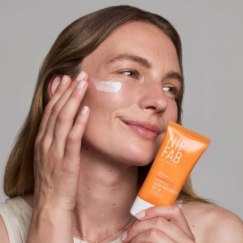 NIP+FAB Vitamin C Fix Glow Moisturiser rozjasňující pleťový krém SPF 50 50 ml