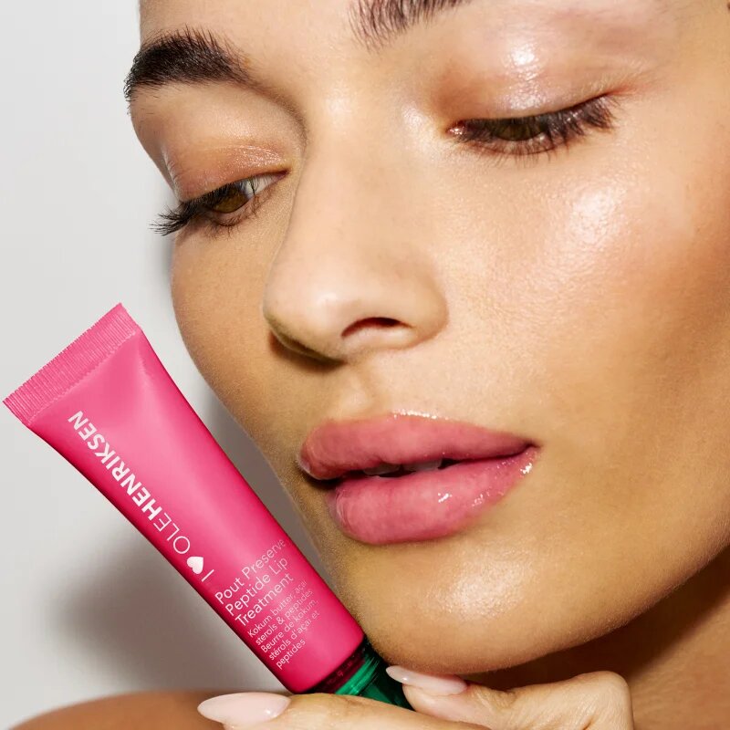 OLEHENRIKSEN Pout Preserve Chillers hydratační lesk na rty s chladivým účinkem odstín Grenada Guava 12 ml