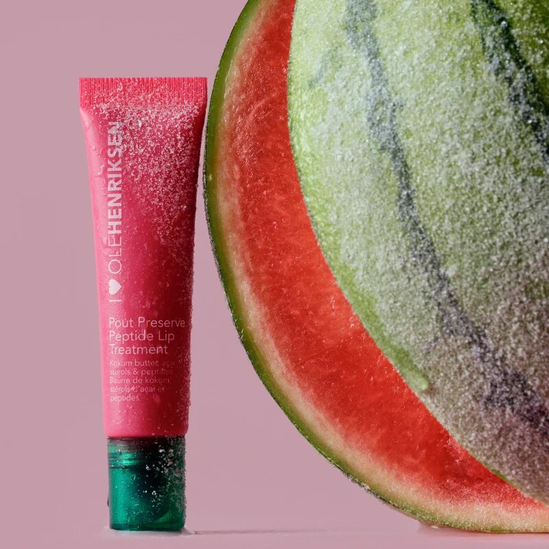 OLEHENRIKSEN Pout Preserve Chillers hydratační lesk na rty s chladivým účinkem odstín Grenada Guava 12 ml