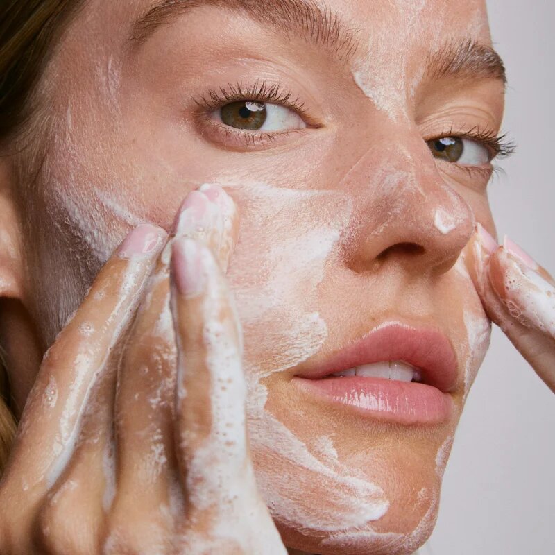 OLEHENRIKSEN Strength B5 Boost Hydrating Solid Foaming Gentle Cleanser vyživující čisticí balzám 100 g