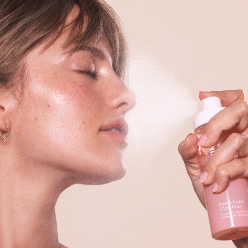 OLEHENRIKSEN Truth Peach Glaze Glow Mist pleťová mlha s vitaminem C 80 ml