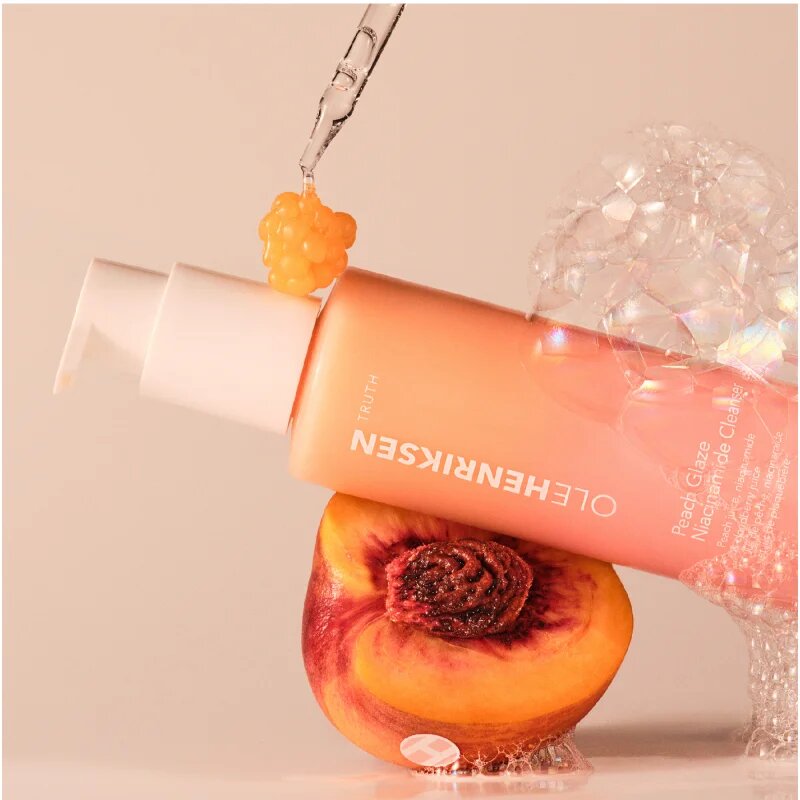 OLEHENRIKSEN Truth Peach Glaze Glow Niacinamide Cleanser čisticí pěnivý gel pro rozjasnění a hydrataci 150 ml