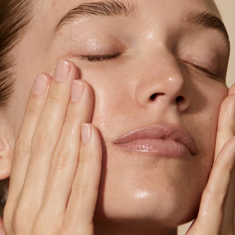 Omorovicza Queen Essence hydratační esence s kyselinou hyaluronovou 100 ml