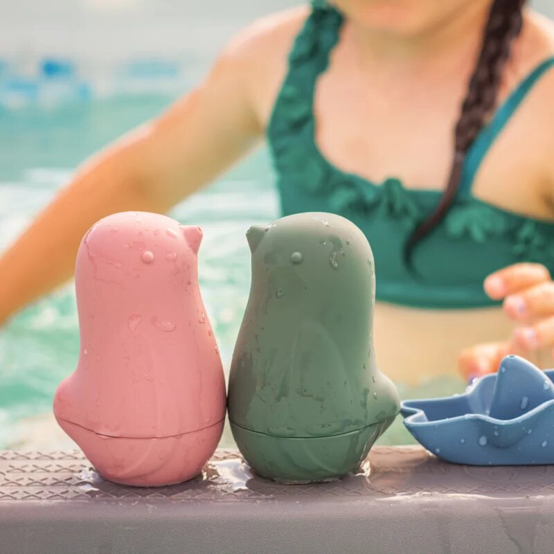 Petite&Mars Love Birds hračka do vody 6 m+ Rose Green 2 ks