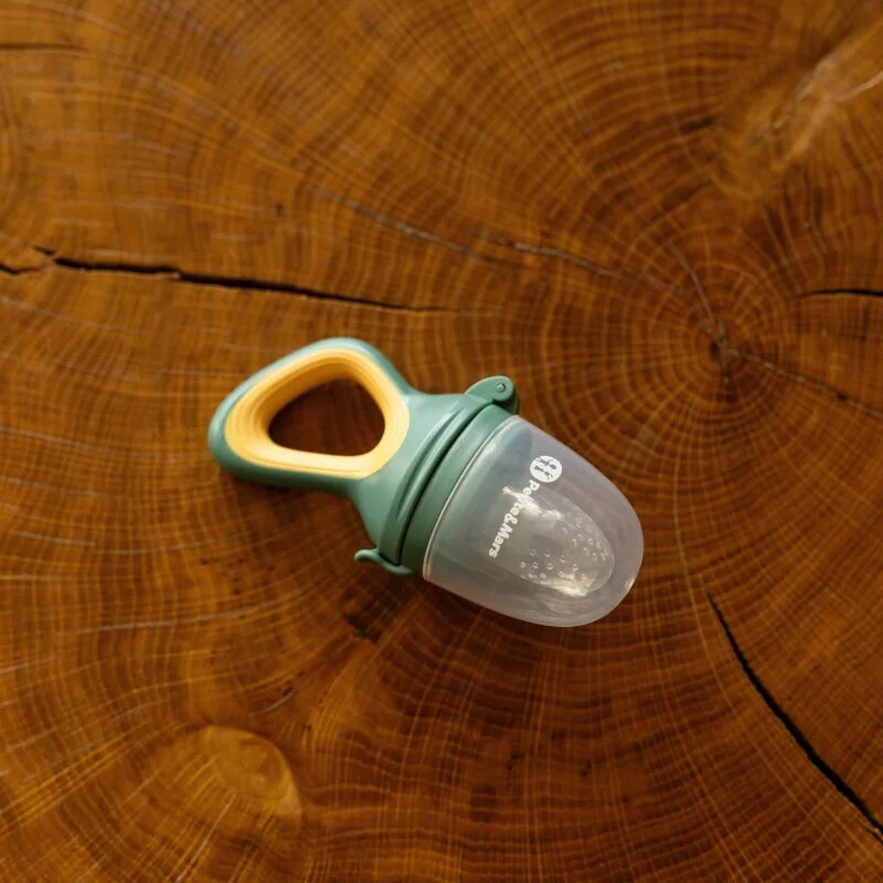Petite&Mars Silicone Food Feeder 6m+ krmící kousátko Green&Ochre 1 ks