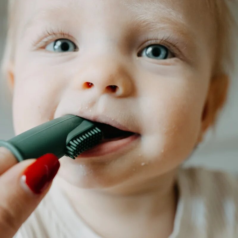 Petite&Mars Take&Match 0m+ dětský zubní kartáček na prst s pouzdrem Rose&Sand 2 ks