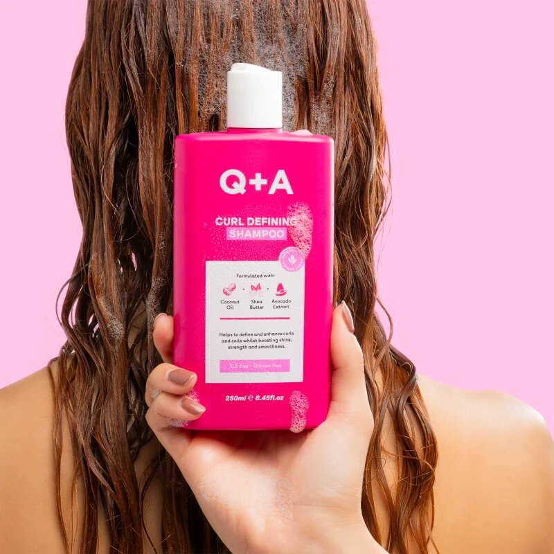 Q+A Curl Defining hydratační šampon pro definici vln 250 ml