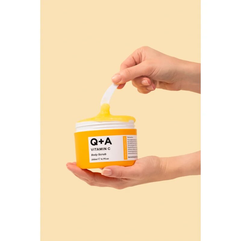 Q+A Vitamin C rozjasňující tělový peeling vůně Orange Zest + Grapefruit 200 ml