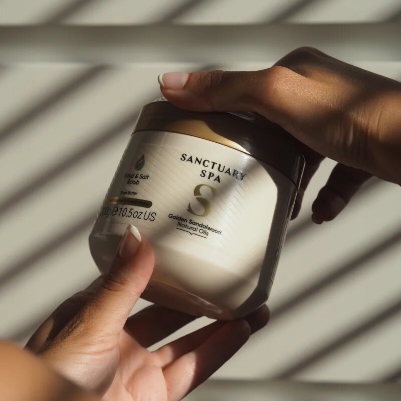 Sanctuary Spa Golden Sandalwood solný peeling na tělo 300 g
