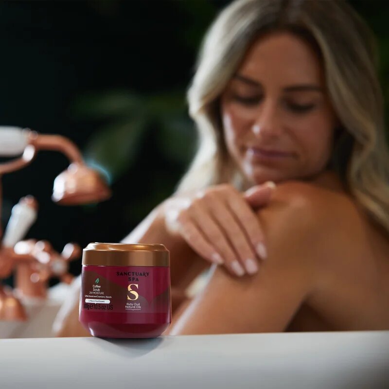 Sanctuary Spa Ruby Oud kávový tělový peeling 300 ml