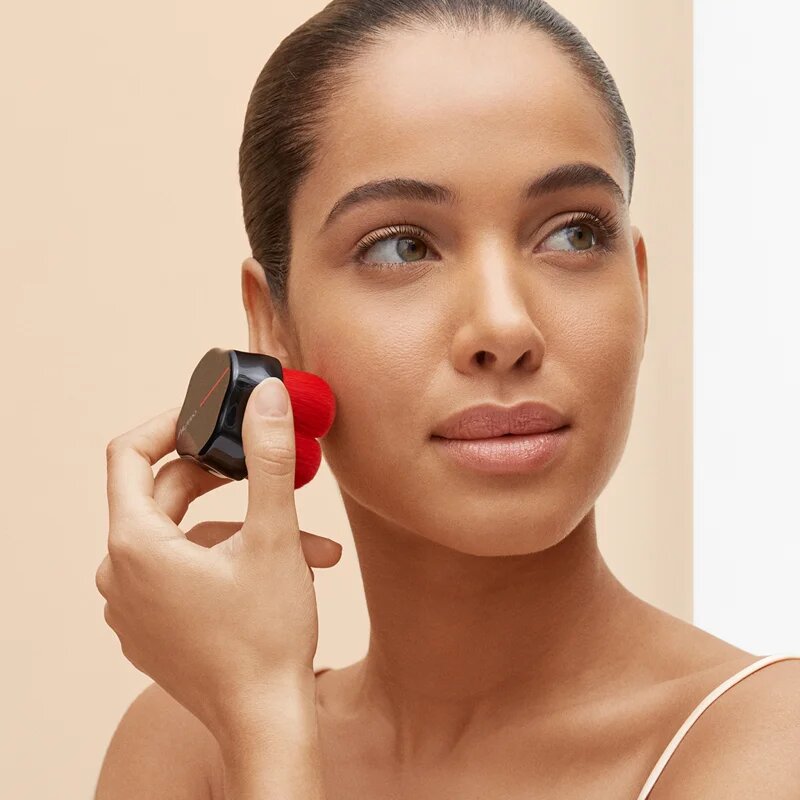 Shiseido HANATSUBAKI HAKE Polishing Face Brush štětec na aplikaci tekutých a pudrových produktů 1 ks