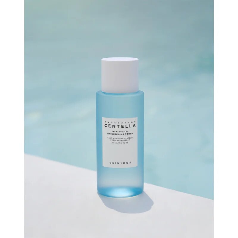 SKIN1004 Madagascar Centella Hyalu-Cica Brightening Toner jemné exfoliační tonikum pro rozjasnění a hydrataci 210 ml