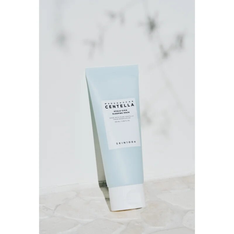 SKIN1004 Madagascar Centella Hyalu-Cica Sleeping Pack zdokonalující a hydratační maska na noc pro vypnutí pleti 100 ml
