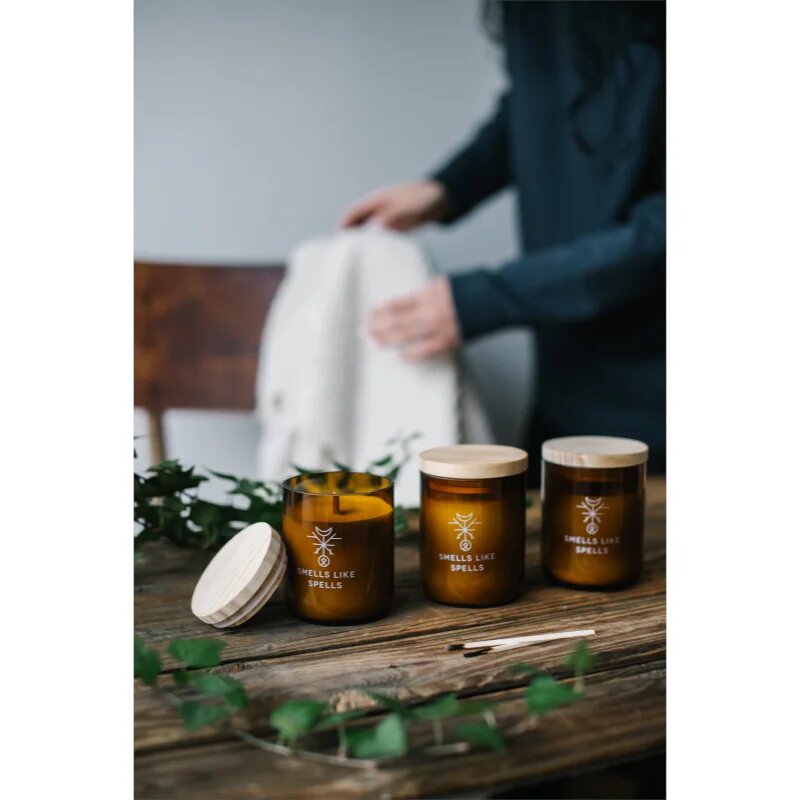 Smells Like Spells Norse Magic Frigga vonná svíčka s dřevěným knotem (home/partnership) 200 g