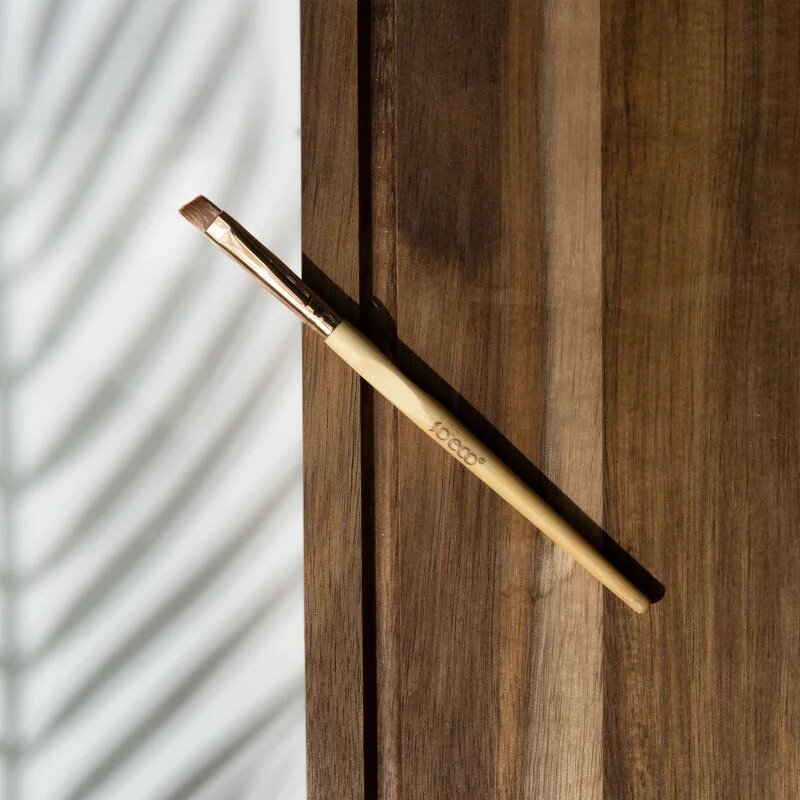 So Eco Angled Eyeliner Brush zkosený štětec na oční linku 1 ks