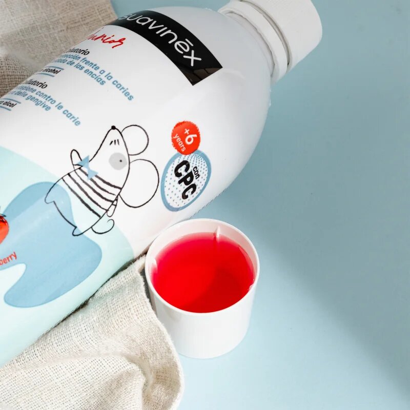 Suavinex Junior 6 y+ ústní voda pro děti příchuť Strawberry 500 ml