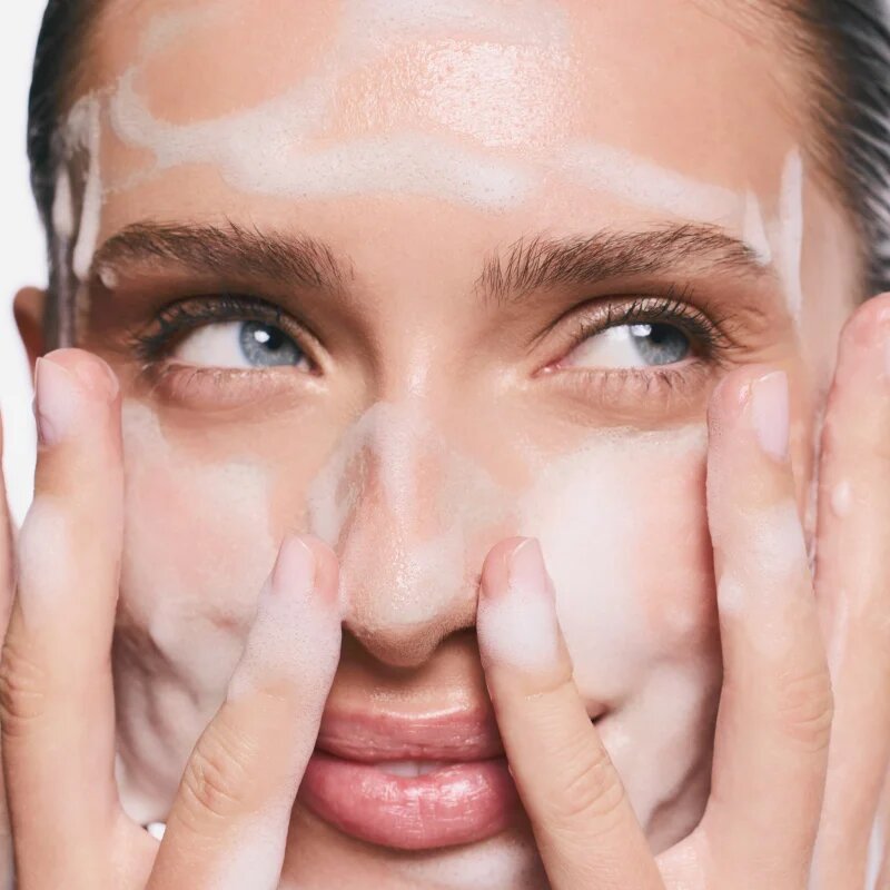 SUNEWMED+ Active Foaming Cleanser Face and Eye Makeup Removal čisticí a odličovací pěna s vitaminem C 200 ml