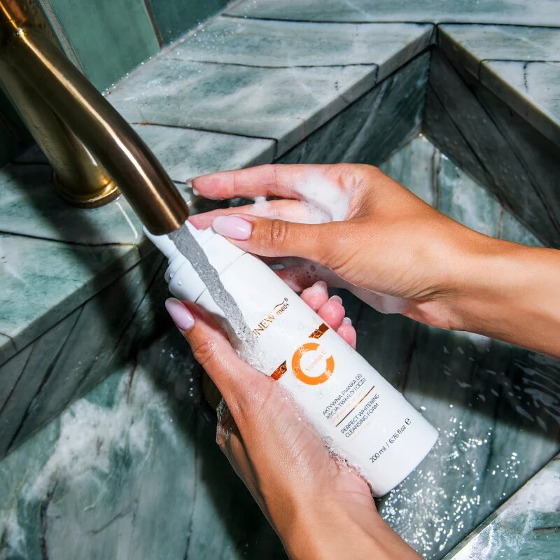 SUNEWMED+ Active Foaming Cleanser Face and Eye Makeup Removal čisticí a odličovací pěna s vitaminem C 200 ml