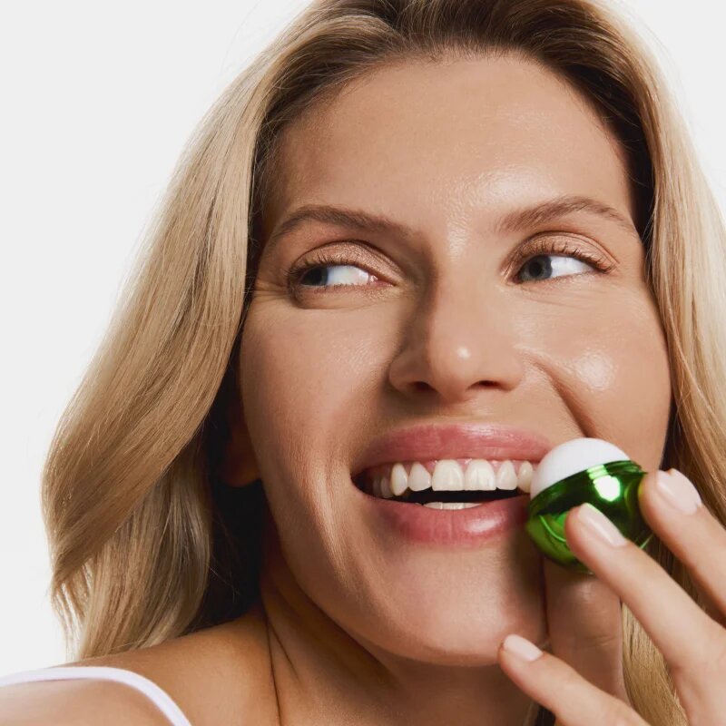 SUNEWMED+ Pear Kiss Moisturizing Lip Balm hydratační balzám na rty s bambuckým máslem 13 g