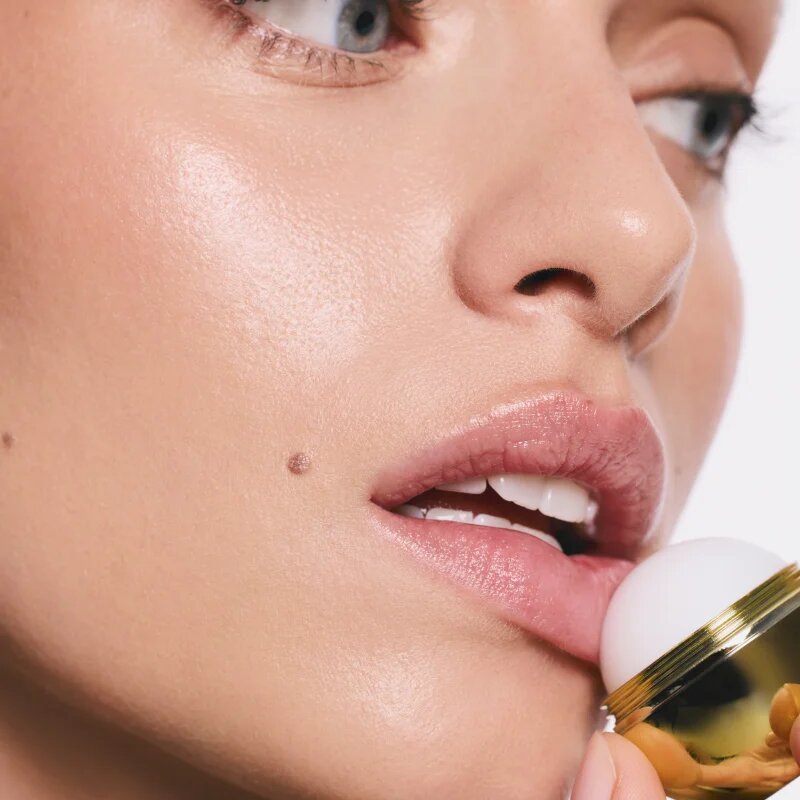 SUNEWMED+ Vanilla Gold Kiss Moisturizing Lip Balm hydratační balzám na rty s bambuckým máslem 13 g