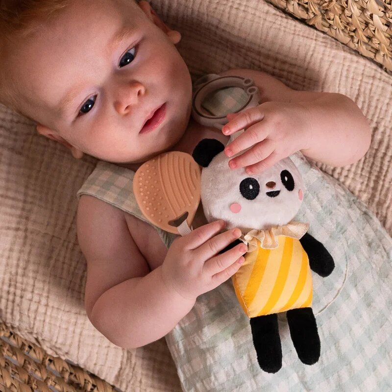 Taf Toys Activity Toy Pamela the Panda kontrastní závěsná hračka s kousátkem 1 ks