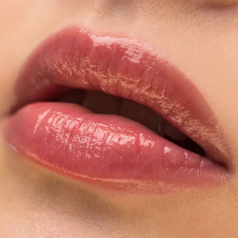 theBalm Plump Your Pucker Lip Gloss lesk na rty pro větší objem odstín Night Rider 2.7 ml