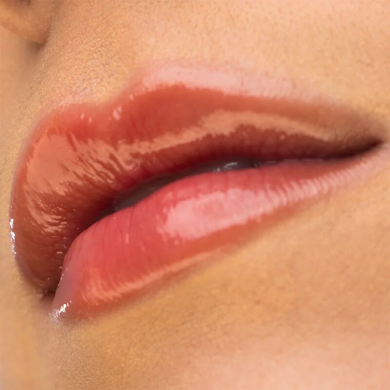 theBalm Plump Your Pucker Lip Gloss lesk na rty pro větší objem odstín Rodeo Show 2.7 ml