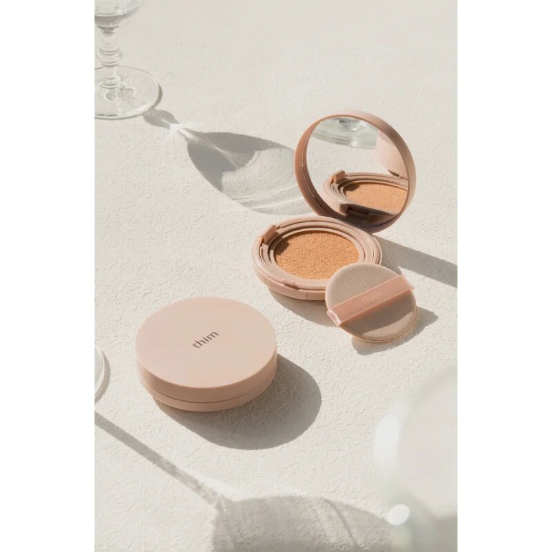 thim Luminous Skin Cushion dlouhotrvající make-up v houbičce pro rozjasnění a hydrataci odstín 23 Natural Beige 15 g