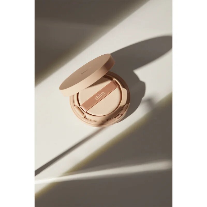 thim Luminous Skin Cushion dlouhotrvající make-up v houbičce pro rozjasnění a hydrataci odstín 23 Natural Beige 15 g