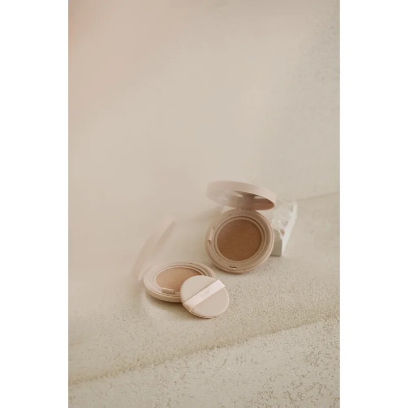thim Luminous Skin Cushion dlouhotrvající make-up v houbičce pro rozjasnění a hydrataci odstín 25 Tan 15 g