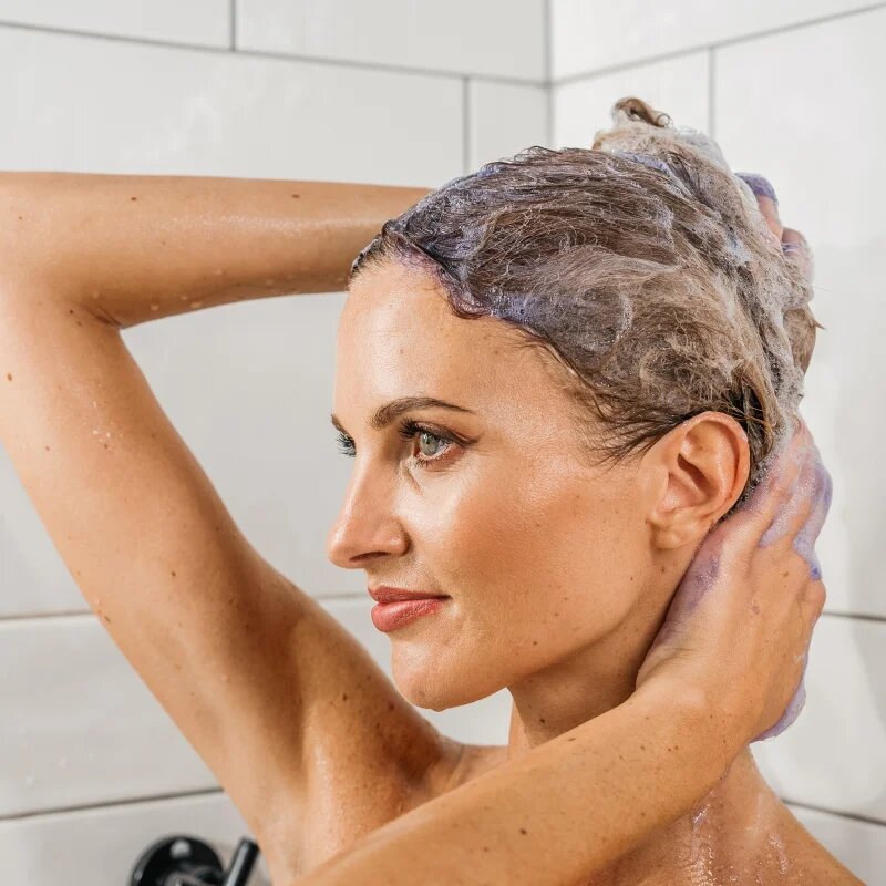 Tomas Arsov Sapphire Blonde Shampoo šampon neutralizující žluté tóny pro zesvětlené melírované studené blond vlasy 250 ml