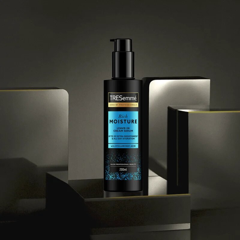 TRESemmé Rich Moisture Leave-In Serum krémové sérum pro hydrataci a lesk 200 ml